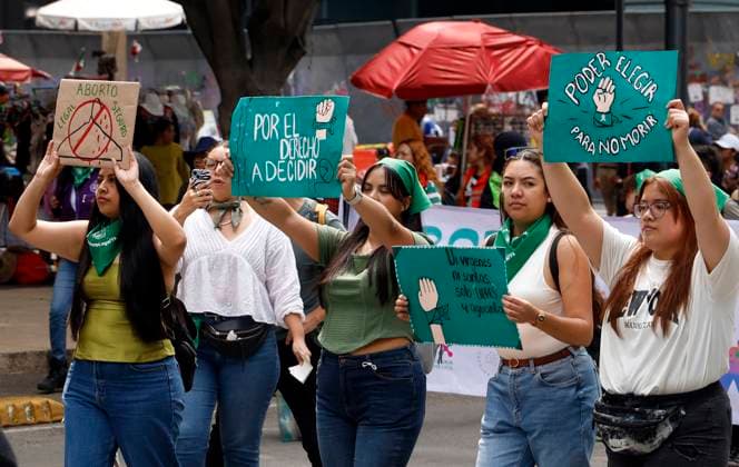 Women taking part during a rally to demand the decriminalization of abortion in Mexico at the Glorieta de las Mujeres que luchan at Reforma Avenue. on September 28, 2025, in Mexico City, Mexico. Mexico City Mexico - ZUMAe321 20250928_zia_e321_002 Copyright: xLuisxBarronx