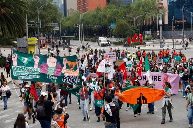 Women taking part during a rally to demand the decriminalization of abortion in Mexico at the Glorieta de las Mujeres que luchan at Reforma Avenue. on September 28, 2025, in Mexico City, Mexico. Mexico City Mexico - ZUMAe321 20250928_zia_e321_004 Copyright: xLuisxBarronx