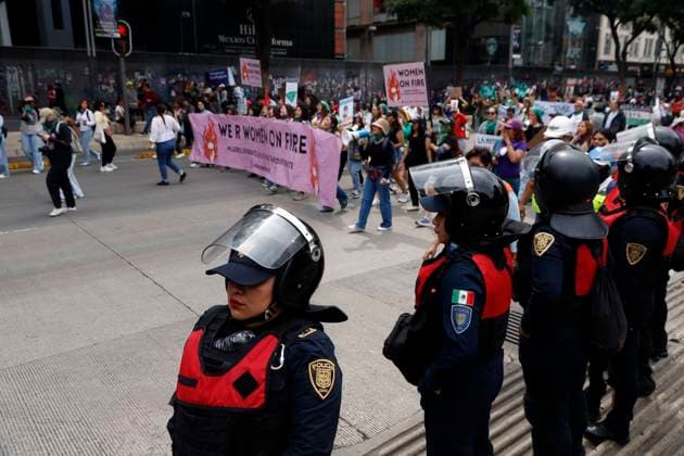 Women taking part during a rally to demand the decriminalization of abortion in Mexico at the Glorieta de las Mujeres que luchan at Reforma Avenue. on September 28, 2025, in Mexico City, Mexico. Mexico City Mexico - ZUMAe321 20250928_zia_e321_005 Copyright: xLuisxBarronx