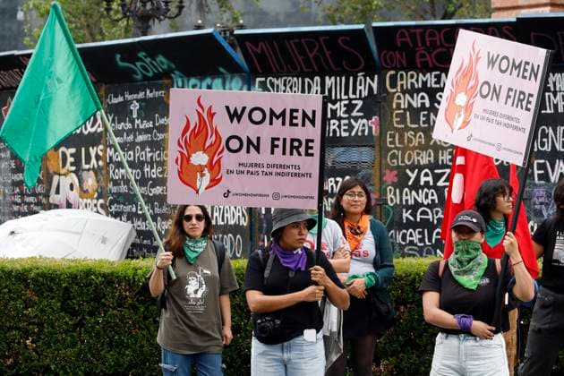 Women taking part during a rally to demand the decriminalization of abortion in Mexico at the Glorieta de las Mujeres que luchan at Reforma Avenue. on September 28, 2025, in Mexico City, Mexico. Mexico City Mexico - ZUMAe321 20250928_zia_e321_007 Copyright: xLuisxBarronx