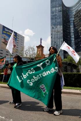 Women taking part during a rally to demand the decriminalization of abortion in Mexico at the Glorieta de las Mujeres que luchan at Reforma Avenue. on September 28, 2025, in Mexico City, Mexico. Mexico City Mexico - ZUMAe321 20250928_zia_e321_008 Copyright: xLuisxBarronx