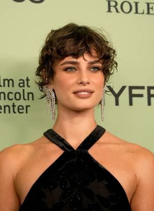 September 28, 2025, New York, New York, USA: TAYLOR HILL attends the 63rd New York Film Festival Opening Night Red Carpet Premiere of Springsteen: Deliver Me From Nowhere .Alice Tully Hall, Lincoln Center, NYC .September 28, 2025. ...The 63rd New York Film Festival Opening Night Red Carpet Premiere of Springsteen: Deliver Me From Nowhere .Alice Tully Hall, Lincoln Center, NYC .September 28, 2025. New York USA - ZUMAms4_ 20250928_faf_ms4_006 Copyright: xSoniaxMoskowitzxGordonx