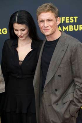 abb Matthias Schweighöfer Schweighoefer and girlfriend Ruby O Fee actor as guest on the red carpet at the movie premiere Das Leben der Wünsche Wuensche at the Filmfest Hamburg at Cinemaxx Kino am Dammtor on September 28, 2025 in Hamburg Hamburg Germany