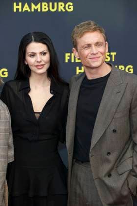 abb Matthias Schweighöfer Schweighoefer and girlfriend Ruby O Fee actor as guest on the red carpet at the movie premiere Das Leben der Wünsche Wuensche at the Filmfest Hamburg at Cinemaxx Kino am Dammtor on September 28, 2025 in Hamburg Hamburg Germany
