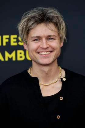 abb Tom Böttcher Boettcher as guest on the red carpet at the movie premiere Das Leben der Wünsche Wuensche at the Filmfest Hamburg at Cinemaxx Kino am Dammtor on September 28, 2025 in Hamburg Hamburg Germany