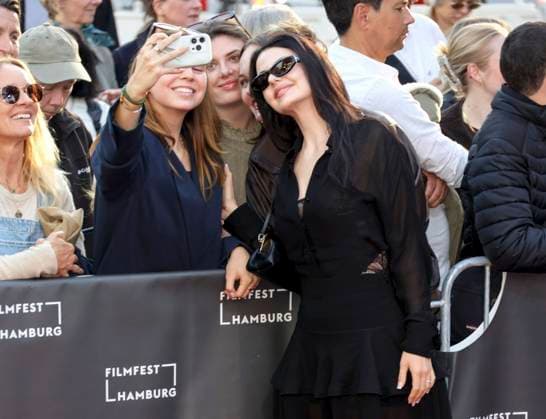 abb Ruby O Fee actress cell phone photos with the fans as a guest on the red carpet at the cinema movie premiere Das Leben der Wünsche Wuensche at the Filmfest Hamburg at Cinemaxx Kino am Dammtor on September 28, 2025 in Hamburg Hamburg Germany