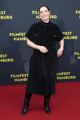 abb Verena Altenberger as a guest on the red carpet at the movie premiere Das Leben der Wünsche Wuensche at the Filmfest Hamburg at Cinemaxx Kino am Dammtor on September 28, 2025 in Hamburg Hamburg Germany