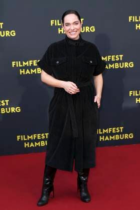 abb Verena Altenberger as a guest on the red carpet at the movie premiere Das Leben der Wünsche Wuensche at the Filmfest Hamburg at Cinemaxx Kino am Dammtor on September 28, 2025 in Hamburg Hamburg Germany