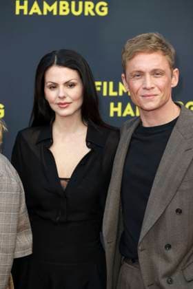 abb Matthias Schweighöfer Schweighoefer and girlfriend Ruby O Fee actor as guest on the red carpet at the movie premiere Das Leben der Wünsche Wuensche at the Filmfest Hamburg at Cinemaxx Kino am Dammtor on September 28, 2025 in Hamburg Hamburg Germany
