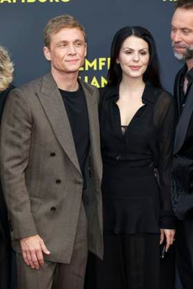 abb Matthias Schweighöfer Schweighoefer and girlfriend Ruby O Fee actor as guest on the red carpet at the movie premiere Das Leben der Wünsche Wuensche at the Filmfest Hamburg at Cinemaxx Kino am Dammtor on September 28, 2025 in Hamburg Hamburg Germany
