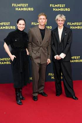 abb Verena Altenberger, Matthias Schweighoefer, Luise Heyer as guests on the Red Carpet at the Cinema Film Premiere Das Leben der Wünsche Wuensche at the Filmfest Hamburg at Cinemaxx Kino am Dammtor on September 28, 2025 in Hamburg Hamburg Germany