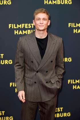 abb Matthias Schweighöfer Schweighoefer actor as guest on the red carpet at the movie premiere Das Leben der Wünsche Wuensche at the Filmfest Hamburg at Cinemaxx Kino am Dammtor on September 28, 2025 in Hamburg Hamburg Germany