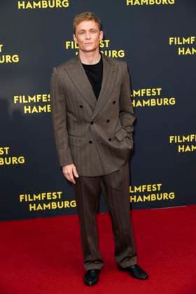 abb Matthias Schweighöfer Schweighoefer actor as guest on the red carpet at the movie premiere Das Leben der Wünsche Wuensche at the Filmfest Hamburg at Cinemaxx Kino am Dammtor on September 28, 2025 in Hamburg Hamburg Germany