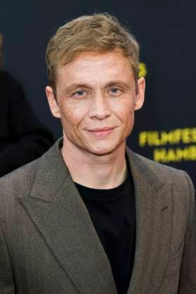 abb Matthias Schweighöfer Schweighoefer actor as guest on the red carpet at the movie premiere Das Leben der Wünsche Wuensche at the Filmfest Hamburg at Cinemaxx Kino am Dammtor on September 28, 2025 in Hamburg Hamburg Germany