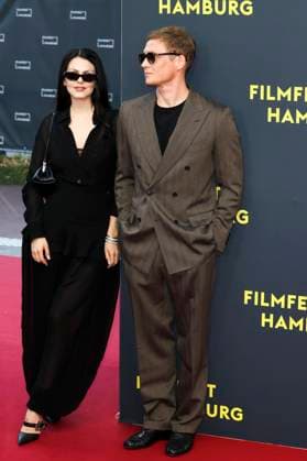 abb Matthias Schweighöfer Schweighoefer and girlfriend Ruby O Fee actor as guest on the red carpet at the movie premiere Das Leben der Wünsche Wuensche at the Filmfest Hamburg at Cinemaxx Kino am Dammtor on September 28, 2025 in Hamburg Hamburg Germany