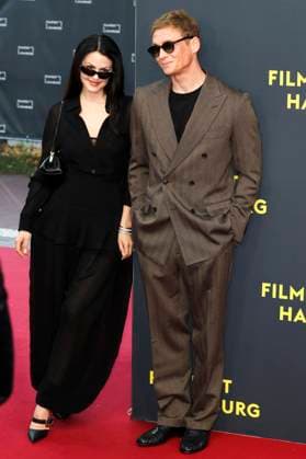 abb Matthias Schweighöfer Schweighoefer and girlfriend Ruby O Fee actor as guest on the red carpet at the movie premiere Das Leben der Wünsche Wuensche at the Filmfest Hamburg at Cinemaxx Kino am Dammtor on September 28, 2025 in Hamburg Hamburg Germany