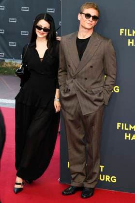 abb Matthias Schweighöfer Schweighoefer and girlfriend Ruby O Fee actor as guest on the red carpet at the movie premiere Das Leben der Wünsche Wuensche at the Filmfest Hamburg at Cinemaxx Kino am Dammtor on September 28, 2025 in Hamburg Hamburg Germany