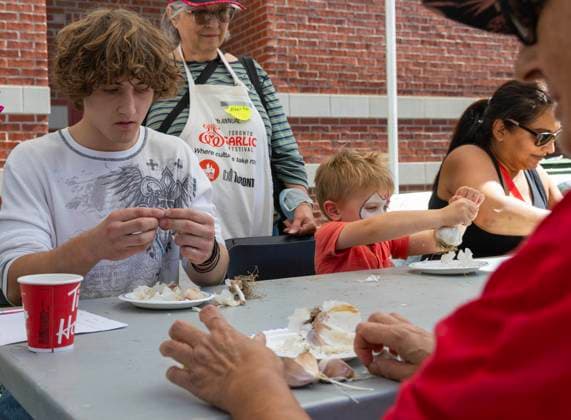 (250929) -- TORONTO, Sept. 29, 2025 -- People participate in a garlic bulb cracking contest during the 14th Toronto Garlic Festival in Toronto, Canada, on Sept. 28, 2025. The annual festival was held here on Sunday to celebrate garlic s diverse culinary and cultural uses, with many visitors in attendance. (Photo by Xinhua) CANADA-TORONTO-GARLIC FESTIVAL ZouxZheng 