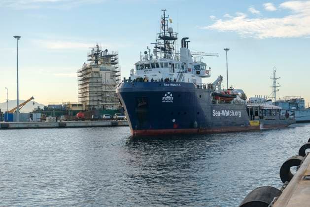 Sea Watch 5 arrives in Naples The Sea Watch 5 arrives at pier 32 in the port of Naples. Around 124 migrants disembark. During the night of September 26, 2025, the humanitarian ship is hit by gunfire from a Libyan patrol boat, but no injuries are reported. _DSF3199 Copyright: xAntonioxBalascox