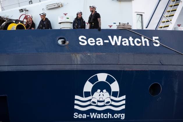 124 migrants disembark from Sea-Watch 5 in the port of Naples NAPLES, ITALY - SEPTEMBER 29: The German non-governmental rescue ship Sea-Watch 5 arrives with 124 migrants in the port of Naples, Italy on September 29, 2025. The Sea-Watch was attacked by the Libyan coastguard shortly after rescuing around 66 people in distress. Eliano Imperato Anadolu Naples Italy. Editorial use only. Please get in touch for any other usage.  Copyright: x2025xAnadoluxElianoxImperatox