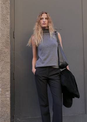 Some models who walked the catwalks at Milan Fashion Week give themselves to photographers backstage.  Copyright: xLucaxPontix xipa-agency.netx xLucaPonti IpaAgencyx IPA_Agency_IPA65916734