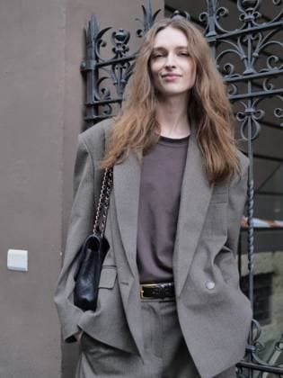 Some models who walked the catwalks at Milan Fashion Week give themselves to photographers backstage.  Copyright: xLucaxPontix xipa-agency.netx xLucaPonti IpaAgencyx IPA_Agency_IPA65916940
