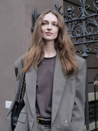 Some models who walked the catwalks at Milan Fashion Week give themselves to photographers backstage.  Copyright: xLucaxPontix xipa-agency.netx xLucaPonti IpaAgencyx IPA_Agency_IPA65916952
