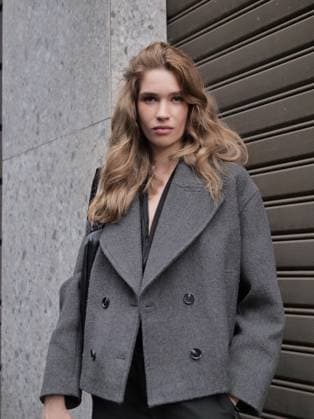 Some models who walked the catwalks at Milan Fashion Week give themselves to photographers backstage.  Copyright: xLucaxPontix xipa-agency.netx xLucaPonti IpaAgencyx IPA_Agency_IPA65916973