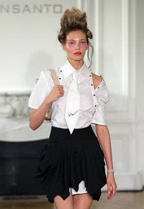 PFW - Weinsanto Runway A model walks the runway during the Weinsanto Womenswear Spring Summer 2026 show as part of Paris Fashion Week on September 29, 2025 in Paris, France. Photo by Alain-Gil Gonzalez ABACAPRESS.COM Paris France  Copyright: xGonzalezxAlain-Gil ABACAx