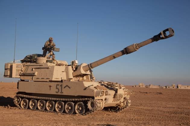 U.S. Army M109 Paladin Self-Propelled Howitzer November 3, 2016, Mosul, Iraq: U.S. Army soldiers with the 4th Battalion, 1st Regiment, 1st Armor Division, man the .50 caliber machine gun mounted mounted on the M109A6 Paladin self-propelled howitzer November 3, 2016 in Mosul, Iraq. Copyright: xSgt.xJoshuaxWooten UsxArmyx
