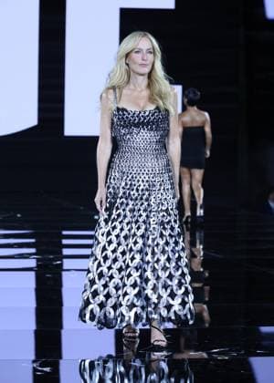 Gillian Anderson au défilé LOREAL Collection Prêt à Porter Printemps Été 2026 lors de la Fashion Week de Paris PFW , le 29 Septembre 2025 Denis Guignebourg Bestimage Celebrities at LOREAL Fashion show ready to wear collection Spring Summer 2026 during Paris Fashion Week on 26 September, 2025 Paris France  Copyright: xDenisxGuignebourgx xBestimagexDenisxGuignebourgx xBestimagex
