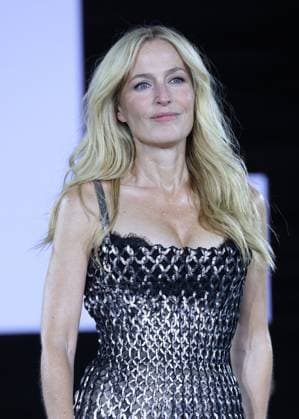 Gillian Anderson au défilé LOREAL Collection Prêt à Porter Printemps Été 2026 lors de la Fashion Week de Paris PFW , le 29 Septembre 2025 Denis Guignebourg Bestimage Celebrities at LOREAL Fashion show ready to wear collection Spring Summer 2026 during Paris Fashion Week on 26 September, 2025 Paris France  Copyright: xDenisxGuignebourgx xBestimagexDenisxGuignebourgx xBestimagex