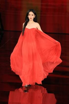 PFW - Le Défilé. Liberté, Egalité, Sororité You re Worth It L Oréal Paris Runway Ye Zhou walks the runway during Le Défilé. Liberté, Egalité, Sororité You re Worth It L Oréal Paris show as part of Paris Fashion Week in Paris, France on September 29, 2025. Photo by Jerome Domine ABACAPRESS.COM  Copyright: xDominexJerome ABACAx