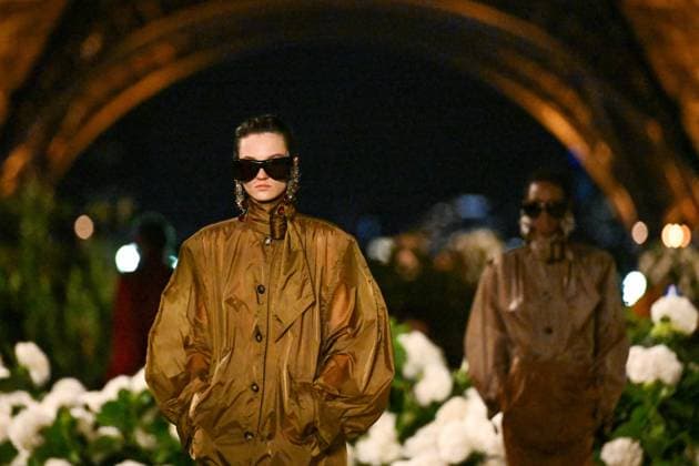 PFW Saint Laurent Runway Models walk the runway during the Saint Laurent Womenswear Spring Summer 2026 show as part of Paris Fashion Week in Paris, France on September 29, 2025. Photo by Aurore Marechal ABACAPRESS.COM Paris France  Copyright: xMarechalxAurore ABACAx