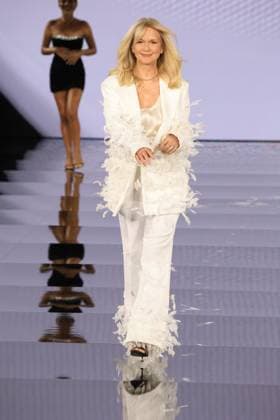 PFW - Le Défilé. Liberté, Egalité, Sororité You re Worth It L Oréal Paris Runway Grazyna Torbicka walks the runway during Le Défilé. Liberté, Egalité, Sororité You re Worth It L Oréal Paris show as part of Paris Fashion Week in Paris, France on September 29, 2025. Photo by Jerome Domine ABACAPRESS.COM  Copyright: xDominexJerome ABACAx