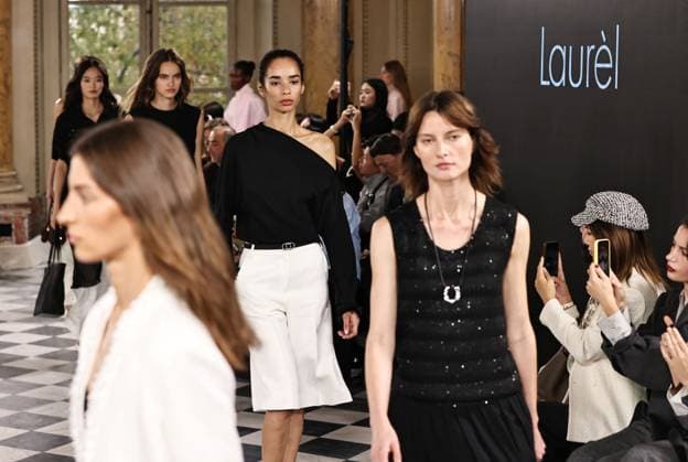 (250930) -- PARIS, Sept. 30, 2025 -- Models present creations from the spring summer 2026 collections by Laur¨¨l at the Shenzhen Futian Fashion Day Paris event held during the Paris fashion week in Paris, France, Sept. 29, 2025. ) FRANCE-PARIS-FASHION WEEK-SHENZHEN FUTIAN FASHION DAY PARIS GaoxJing 