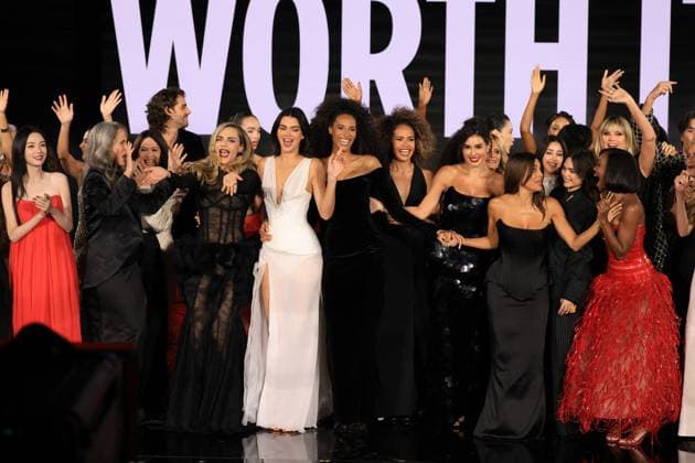 PFW - Le Défilé. Liberté, Egalité, Sororité You re Worth It L Oréal Paris Runway Rebecca Patricia Armstrong, Ye Zhou, Andie MacDowell, Cara Delevingne, Kendall Jenner, Cindy Bruna, Eva Longoria, Ariana Greenblat, Aja Naomi King and Nycha Philippine Leroy-Beaulieu walks the runway during Le Défilé. Liberté, Egalité, Sororité You re Worth It L Oréal Paris show as part of Paris Fashion Week in Paris, France on September 29, 2025. Photo by Jerome Domine ABACAPRESS.COM Copyright: xDominexJerome ABACAx
