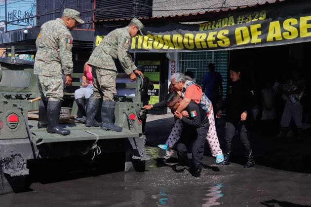 Members of the Mexican Army, as part of Plan DN-III-E, help the population evacuate neighborhoods flooded by heavy torrential rains that affected Ciudad NezahualcoÂ³yotl at east of Mexico City, on September 29, 2025, in Mexico City, Mexico. Mexico City Mexico - ZUMAe321 20250929_zia_e321_027 Copyright: xCarlosxSantiagox