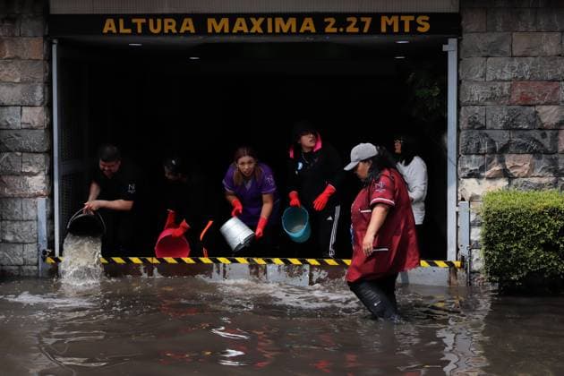 Women working at a hotel remove water from the flooded parking lot due to heavy torrential rains that affected the Vicente Villada neighborhood of Ciudad NezahualcoÂ³yotl, at east of Mexico City. on September 29, 2025 in Mexico City, Mexico. Mexico City Mexico - ZUMAe321 20250929_zia_e321_031 Copyright: xCarlosxSantiagox