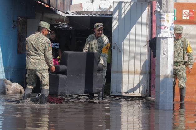 Members of the Mexican Army, as part of Plan DN-III-E, help the population evacuate neighborhoods flooded by heavy torrential rains that affected Ciudad NezahualcoÂ³yotl at east of Mexico City, on September 29, 2025, in Mexico City, Mexico. Mexico City Mexico - ZUMAe321 20250929_zia_e321_056 Copyright: xCarlosxSantiagox