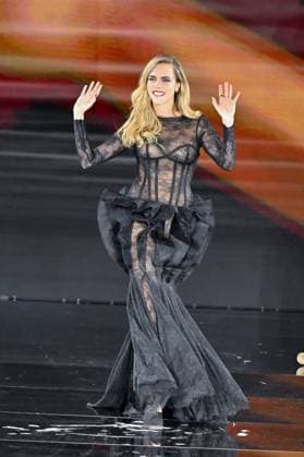 PFW L Oreal Runway Cara Delevingne walks the runway of L Oreal Fashion Show during Paris Fashion Week in Paris, France on September 29, 2025. Photo by Julien Reynaud APS-Medias ABACAPRESS.COM Paris France  Copyright: xReynaudxJulien APS-Medias ABACAx