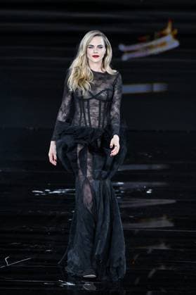 PFW L Oreal Runway Cara Delevingne walks the runway of L Oreal Fashion Show during Paris Fashion Week in Paris, France on September 29, 2025. Photo by Julien Reynaud APS-Medias ABACAPRESS.COM Paris France  Copyright: xReynaudxJulien APS-Medias ABACAx