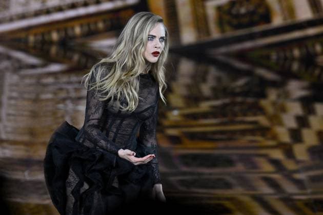 PFW L Oreal Runway Cara Delevingne walks the runway of L Oreal Fashion Show during Paris Fashion Week in Paris, France on September 29, 2025. Photo by Julien Reynaud APS-Medias ABACAPRESS.COM Paris France  Copyright: xReynaudxJulien APS-Medias ABACAx