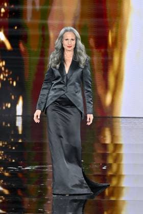 PFW L Oreal Runway Andie MacDowell walks the runway of L Oreal Fashion Show during Paris Fashion Week in Paris, France on September 29, 2025. Photo by Julien Reynaud APS-Medias ABACAPRESS.COM Paris France  Copyright: xReynaudxJulien APS-Medias ABACAx