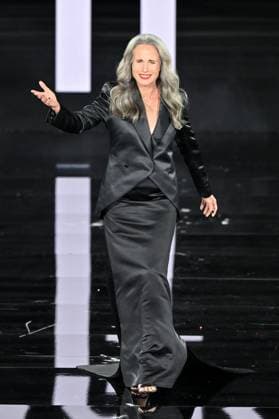 PFW L Oreal Runway Andie MacDowell walks the runway of L Oreal Fashion Show during Paris Fashion Week in Paris, France on September 29, 2025. Photo by Julien Reynaud APS-Medias ABACAPRESS.COM Paris France  Copyright: xReynaudxJulien APS-Medias ABACAx