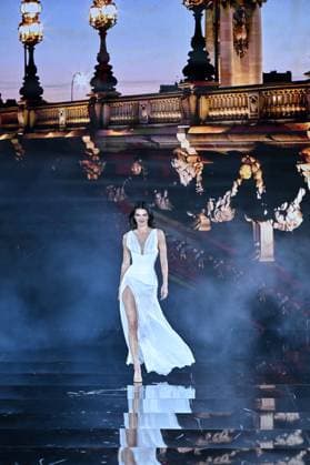 PFW L Oreal Runway Kendall Jenner walks the runway of L Oreal Fashion Show during Paris Fashion Week in Paris, France on September 29, 2025. Photo by Julien Reynaud APS-Medias ABACAPRESS.COM Paris France  Copyright: xReynaudxJulien APS-Medias ABACAx