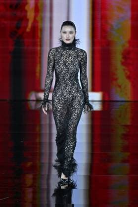 PFW L Oreal Runway A model walks the runway of L Oreal Fashion Show during Paris Fashion Week in Paris, France on September 29, 2025. Photo by Julien Reynaud APS-Medias ABACAPRESS.COM Paris France  Copyright: xReynaudxJulien APS-Medias ABACAx
