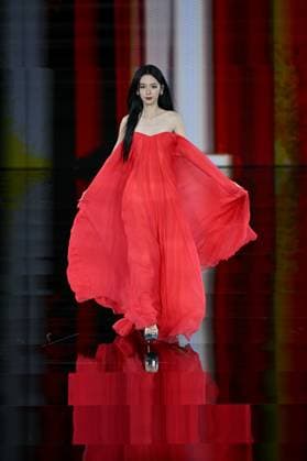 PFW L Oreal Runway Ye Zhou walks the runway of L Oreal Fashion Show during Paris Fashion Week in Paris, France on September 29, 2025. Photo by Julien Reynaud APS-Medias ABACAPRESS.COM Paris France  Copyright: xReynaudxJulien APS-Medias ABACAx
