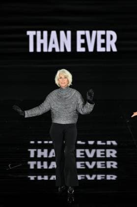 Bilder des Jahres 2025, Entertainment 09 September PFW L Oreal Runway Helen Mirren walks the runway of L Oreal Fashion Show during Paris Fashion Week in Paris, France on September 29, 2025. Photo by Julien Reynaud APS-Medias ABACAPRESS.COM Paris France  Copyright: xReynaudxJulien APS-Medias ABACAx