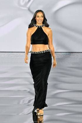 PFW L Oreal Runway A model walks the runway of L Oreal Fashion Show during Paris Fashion Week in Paris, France on September 29, 2025. Photo by Julien Reynaud APS-Medias ABACAPRESS.COM Paris France  Copyright: xReynaudxJulien APS-Medias ABACAx